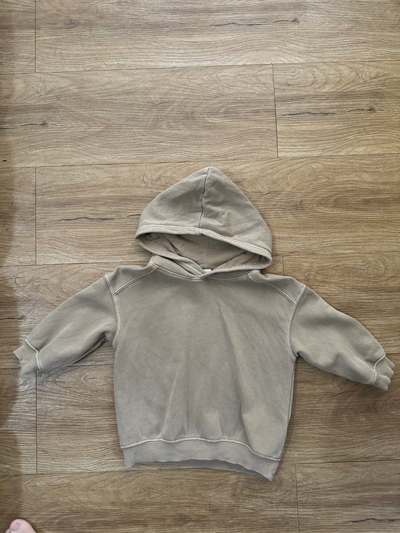 H&M Kids Jacket 9-12M (Category: Babies & Kids Fashion) located in Las Pinas. Submitted by petiteclothes_2000 (Listing ID 1465007028, Image 1). Description: - Brand: H&M - used once - Size: 9-12 months (EUR 80) - Color: Taupe (Versatile neutral) - Material: Soft fleece lining inside for extra warmth - Design: Classic pull-over style with built-in hood - Details: Ribbed cuffs at sleeves and bottom hem - Condition: Excellent, easy to match with any