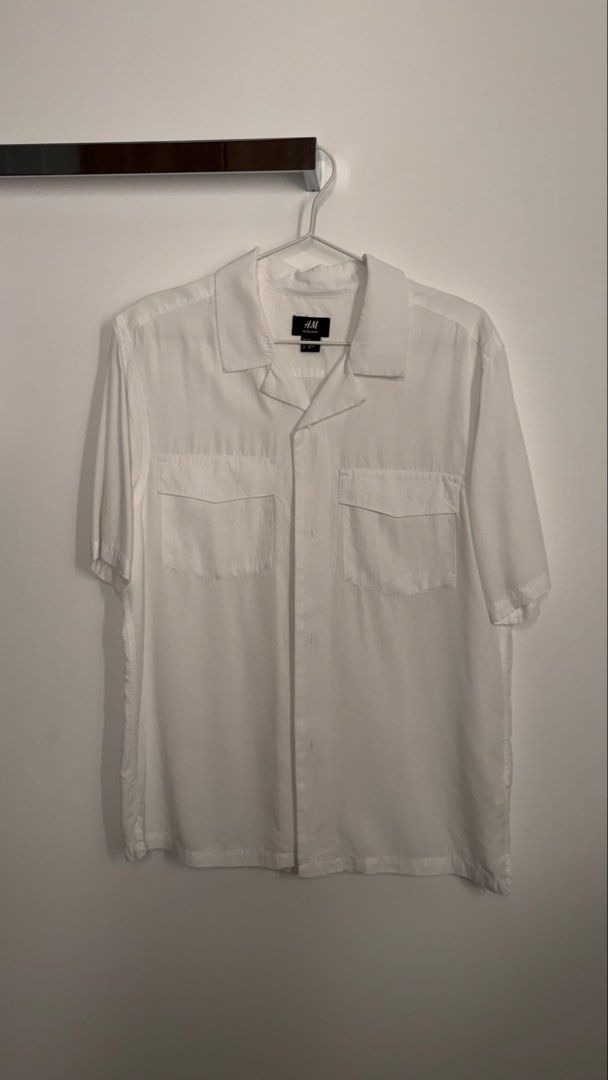 H&M White Oversized Button Down Top (Category: Tshirts & Polo Shirts ) located in Makati City. Submitted by goldcn (Listing ID 1465033705, Image 1). Description: XS on tag but fits S-L.