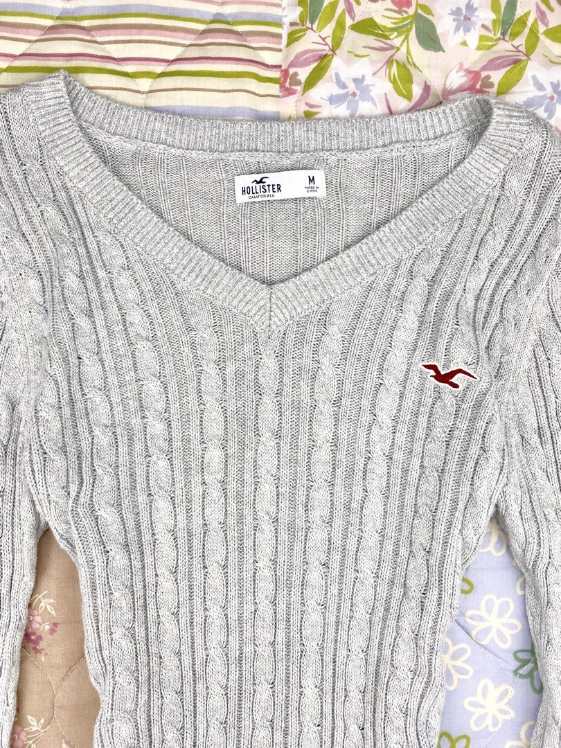 Hollister Cable Knit V Neck Sweater (Category: Longsleeves) located in Angeles City. Submitted by fruits.ph (Listing ID 1465034151, Image 3). Description: Measurements B:16” W:13.5” L:22” Sleeve Length: 27”(from tip of shoulder to sleeve hem) Size on Tag: M Best Fit: L-XL *Flat lay measurements* Mannequin Size: M (34”; 25”) Color Rate: 10/10 Flaws: None Fabric Type: Cotton Nylon/ Stretchable Fabric ***Color may vary due to lighting. This item is 