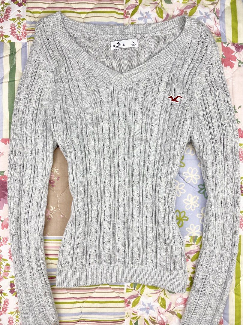 Hollister Cable Knit V Neck Sweater (Category: Longsleeves) located in Angeles City. Submitted by fruits.ph (Listing ID 1465034151, Image 2). Description: Measurements B:16” W:13.5” L:22” Sleeve Length: 27”(from tip of shoulder to sleeve hem) Size on Tag: M Best Fit: L-XL *Flat lay measurements* Mannequin Size: M (34”; 25”) Color Rate: 10/10 Flaws: None Fabric Type: Cotton Nylon/ Stretchable Fabric ***Color may vary due to lighting. This item is 