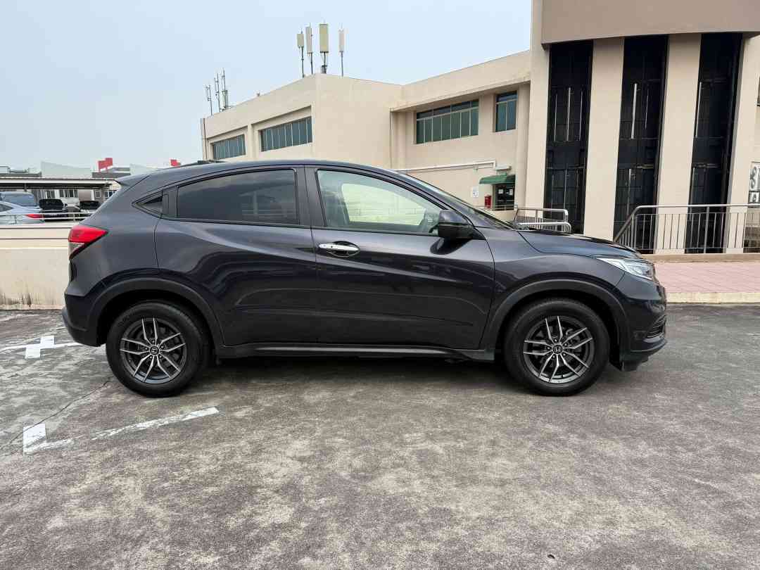 Honda Vezel 1.5 X (A) (Category: Used Cars) located in Singapore. Submitted by cartimesautomobile (Listing ID 1464995262, Image 3). Description: Certified Pre-owned * Buy With Confidence. Financing from just 2.28% P.A. Enjoy attractive loan rates with flexible financing options. 120-point comprehensive health check. Professionally refurbished. Trade-in welcome. No hidden fees. In-house workshop warranty available. Contact our friendly sales consu