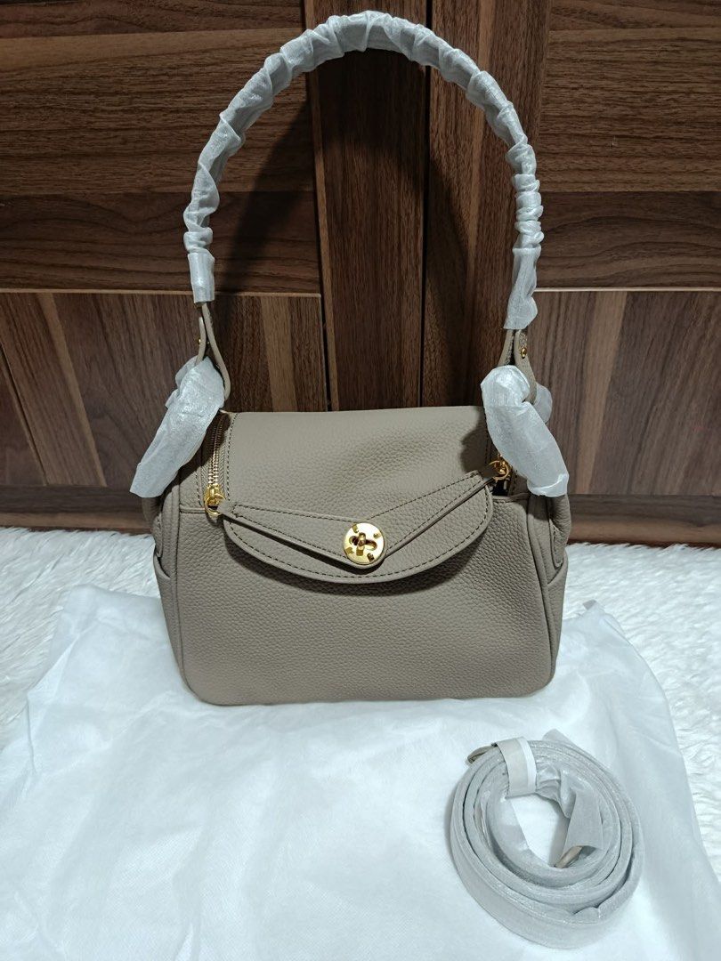 Hongkong bag.. pure leather ORIGINAL (Category: Shoulder Bags) located in Manila. Submitted by pickleball_paddles (Listing ID 1465055887, Image 1). Description: Pure leather ORIGINAL HONGKONG BAG...
