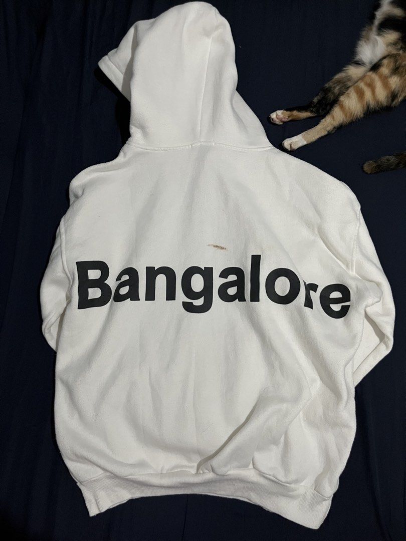 Hoodie - White Oversized Hoodie (Category: Announcements) located in Manila. Submitted by lellvz (Listing ID 1465000101, Image 2). Description: size - medium to large payment first .