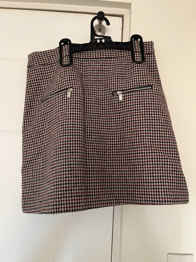 Zara Houndstooth Mini Skirt with Zippers (Category: Skirts) located in Quezon City. Submitted by mary_a_ (Listing ID 1464981034, Image 1). Description: Zara plaid skirt (bought second hand) Rarely used Decluttering.