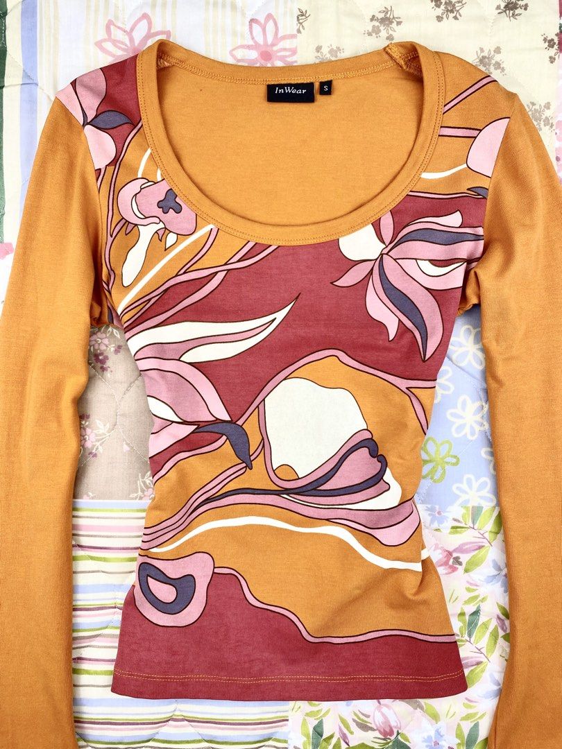 Inwear Abstract Floral Longsleeve (Category: Longsleeves) located in Angeles City. Submitted by fruits.ph (Listing ID 1465063464, Image 2). Description: Measurements B:15” W:13.5” L:21” Sleeve Length: 20.5”(from tip of shoulder to sleeve hem) Size on Tag: S Best Fit: S-M *Flat lay measurements* Mannequin Size: M (34”; 25”) Color Rate: 10/10 Flaws: None Fabric Type: Cotton/ Stretchable Fabric ***Color may vary due to lighting. This item is properl
