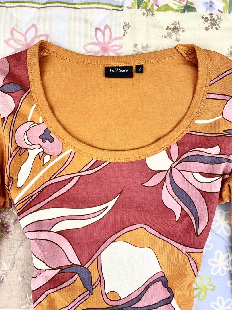 Inwear Abstract Floral Longsleeve (Category: Longsleeves) located in Angeles City. Submitted by fruits.ph (Listing ID 1465063464, Image 3). Description: Measurements B:15” W:13.5” L:21” Sleeve Length: 20.5”(from tip of shoulder to sleeve hem) Size on Tag: S Best Fit: S-M *Flat lay measurements* Mannequin Size: M (34”; 25”) Color Rate: 10/10 Flaws: None Fabric Type: Cotton/ Stretchable Fabric ***Color may vary due to lighting. This item is properl