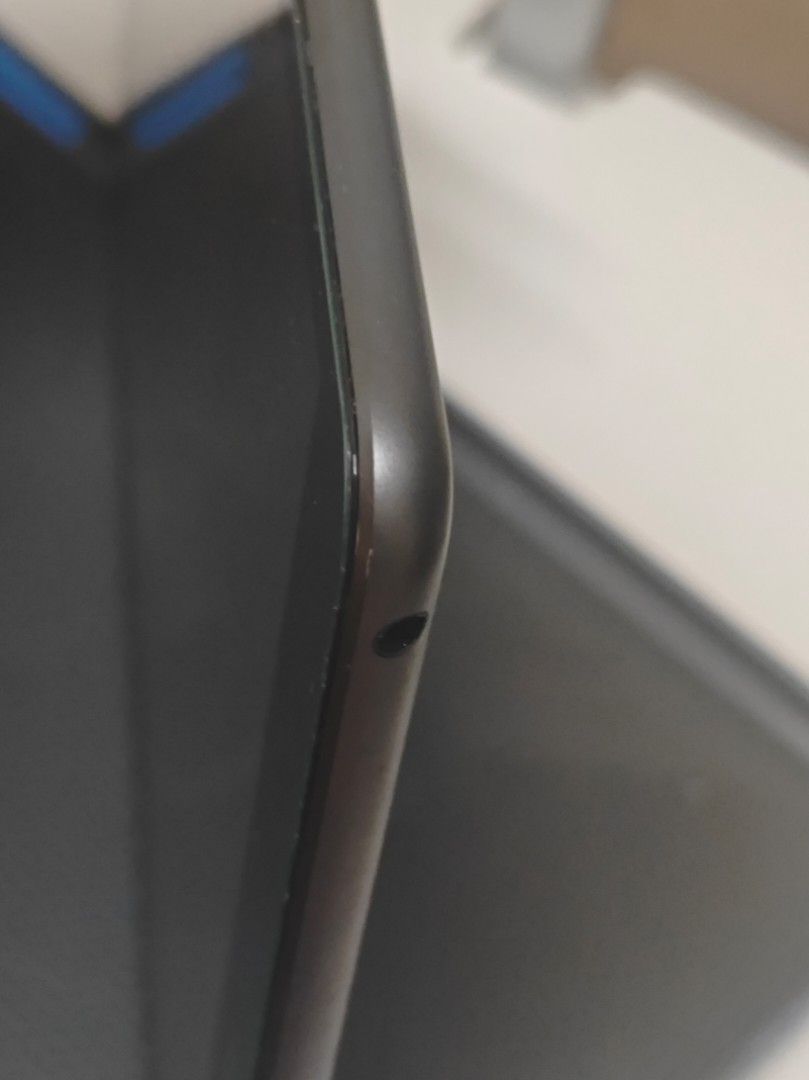 ipad9 （分類：平板電腦 - iPad）位於 Hong Kong。 由 z18155931074437 提交（商品編號 1465001447，圖片 3）。簡介： 【個人自用，非二手佬】放部 iPad 9代（2021款），256G 大容量，深空灰。平時主要係用嚟睇下片、輕度學習，使用頻率唔高，而家換咗新機所以放出嚟。 🔍 【基礎信息】 · 型號：iPad 第9代（iPad 9） · 容量：256GB（東芝TLC顆粒，唔使驚容量唔夠，隨便download劇集） · 顏色：深空灰（正面黑色，背面深空灰色） · 版本：港版（型號 MK2N3ZP/A，插卡版，Wi-Fi + 蜂窩網絡，單卡） · 系統：已經升到最新，行得好順暢。 · 出廠日期：2023年2月（批次算幾新） · 指紋/ID：指紋正常，【您嘅Apple ID已經退咗，尋找我的iPad已經熄咗，買家可以放心還原抹機】 📊 【愛思驗機報告（睇圖2）】 · 愛思評分：87分 · 電池壽命：86%（充電次數217次，狀態幾好，日常用絕