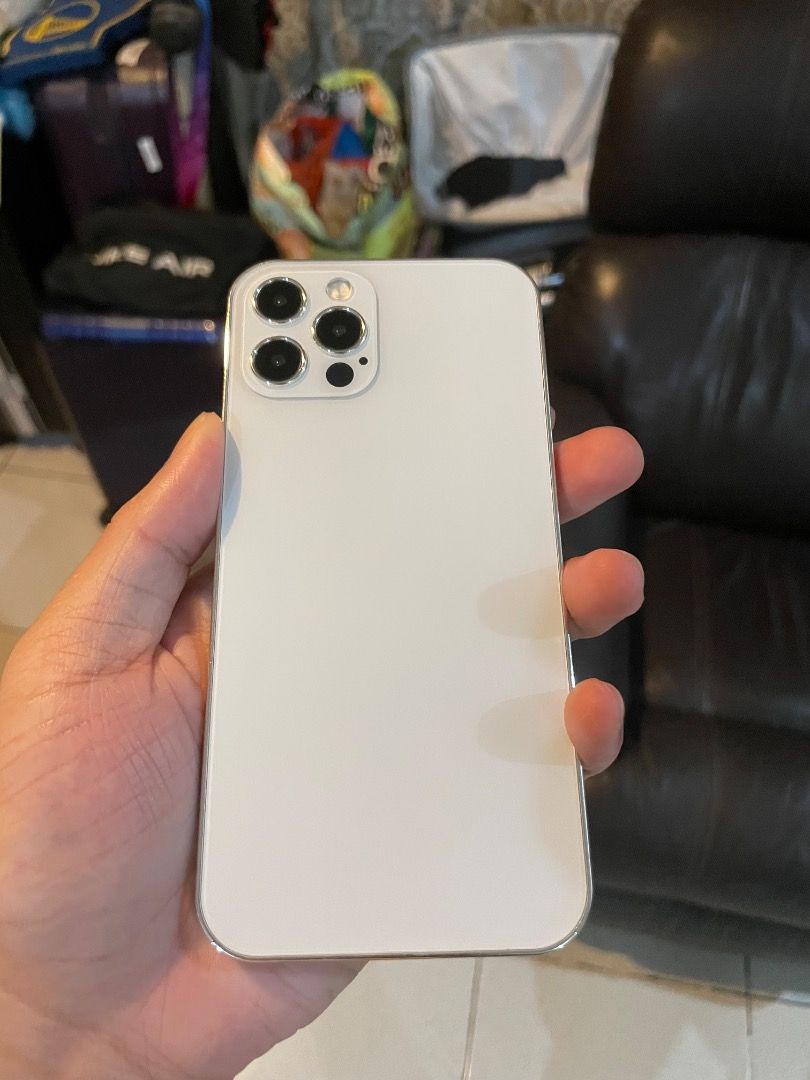 iPhone 12 Pro (Category: iPhone 12 Series) located in Bacolod City. Submitted by arjtan (Listing ID 1464992509, Image 2). Description: Apple iPhone 12 Pro Replaced parts: Newly replaced Battery and LCD Issues: Face ID not working 256 GB Front and back camera working Pm for more details. Can meetup anywhere near Las Piñas. Also available for delivery .