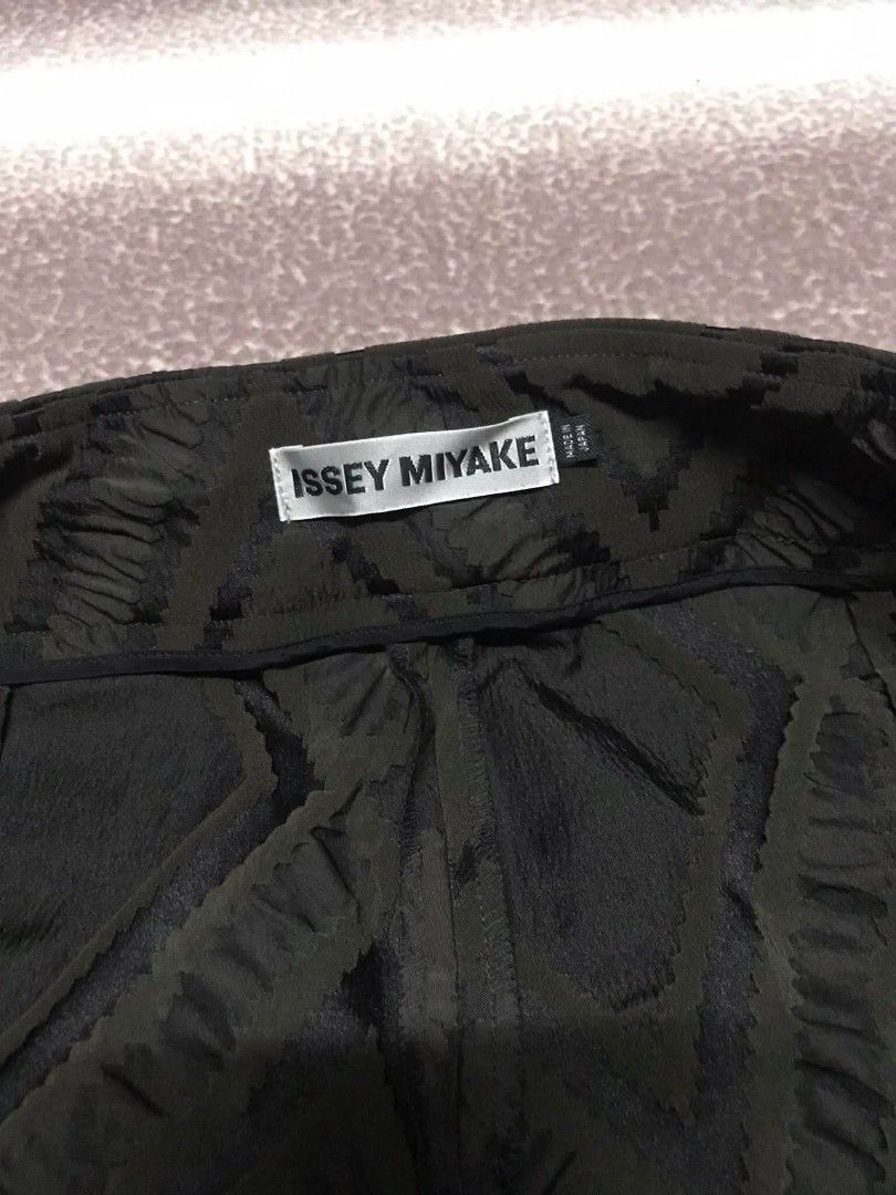 Issey Miyake Pants (Category: Other Bottoms) located in Bislig. Submitted by chrispril (Listing ID 1465166000, Image 1). Description: Issey Miyake Made in Japan As new condition No issue 10000 📩📩.