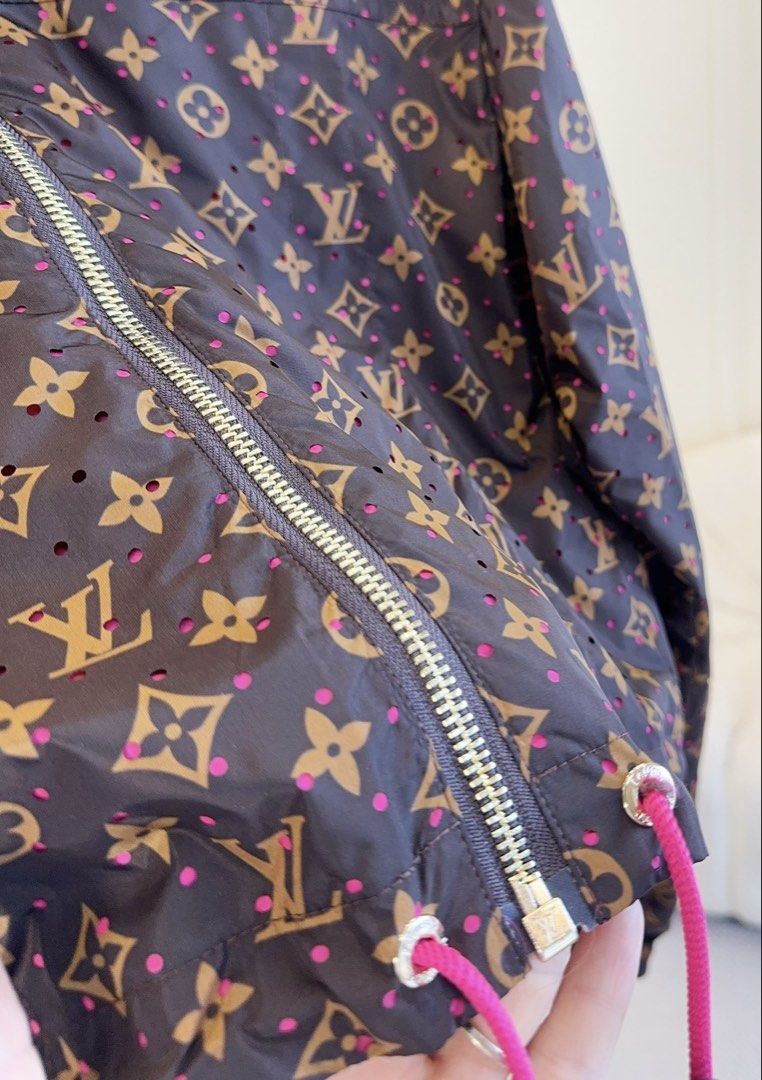 Jacket viug5 (Category: Coats, Jackets and Outerwear) located in Singapore. Submitted by yejasmine (Listing ID 1465007828, Image 7). Description: .