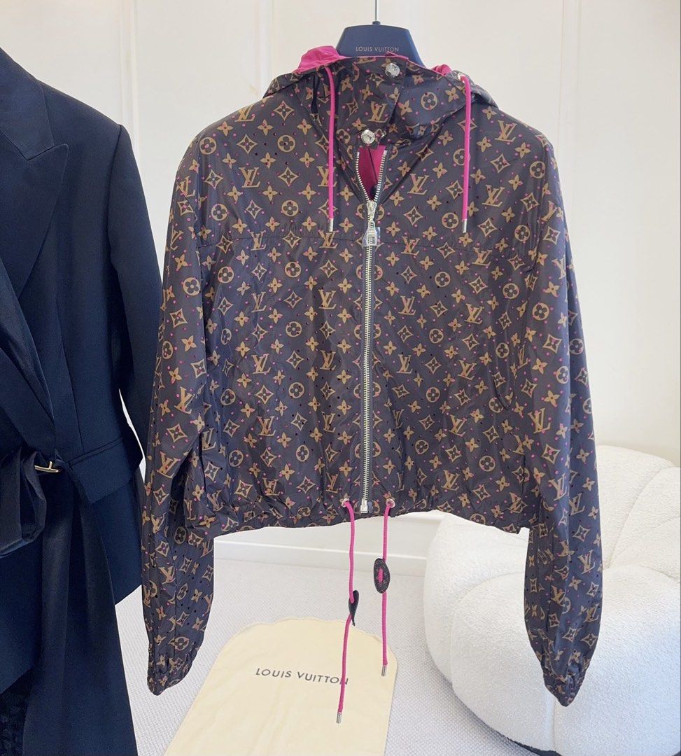 Jacket viug5 (Category: Coats, Jackets and Outerwear) located in Singapore. Submitted by yejasmine (Listing ID 1465007828, Image 3). Description: .