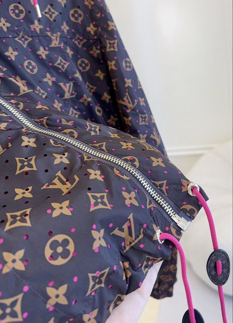 Jacket viug5 (Category: Coats, Jackets and Outerwear) located in Singapore. Submitted by yejasmine (Listing ID 1465007828, Image 4). Description: .