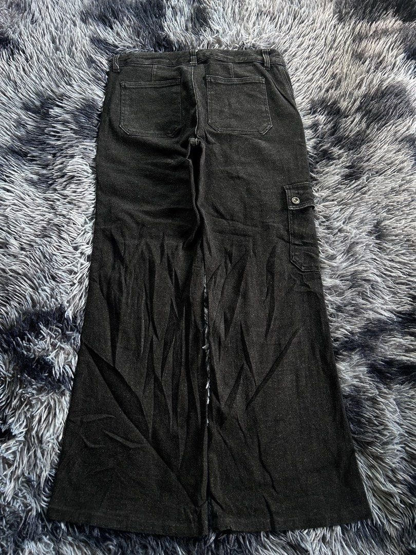 Otto Collection Wide Leg Cargo Pants (Category: Jeans) located in Baao. Submitted by prettysixtythrift_17 (Listing ID 1465065238, Image 2). Description: Japanese Brand Otto Collection Wide Leg Cargo Pants ▪️Waistline: 30 to 32 ▪️Length: 36 ▪️Hem: 9.5 ▪️Hips: 17 ▪️Leg Thigh: 11 ▪️Rise: 10 ▪️Inseam: 28.