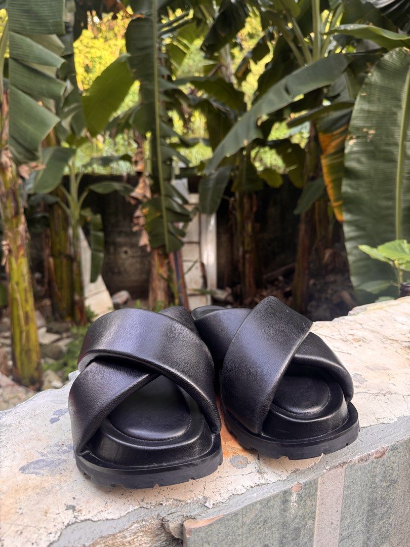 Jil Sander Cross- Strap Black Leather Sandals (Category: Flats & Sandals) located in Manila. Submitted by thevintage90_sretro. (Listing ID 1465041833, Image 3). Description: Jil Sander Cross- Strap Black Leather Sandals Made in Italy Size 7-8 wmns DM for inquiries.