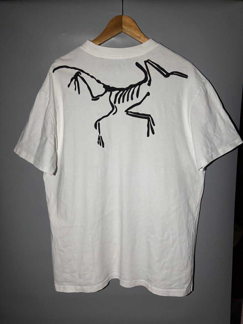 JIL SANDER+ x ARC'TERYX (Category: Tshirts & Polo Shirts ) located in Bayambang. Submitted by lo_keythrifting (Listing ID 1465060284, Image 2). Description: - Brand: Jil Sander+ x Arc'teryx Collaboration - Condition: Good as new - Dimes: 23*28.5 - Color rate: 10/10 - No issue - Item: White Graphic Tee - Size: Large - Details: Large black Jil Sander+ logo on chest, black Arc'teryx skeletal bird graphic on upper back - Material: 100% nylon (see int