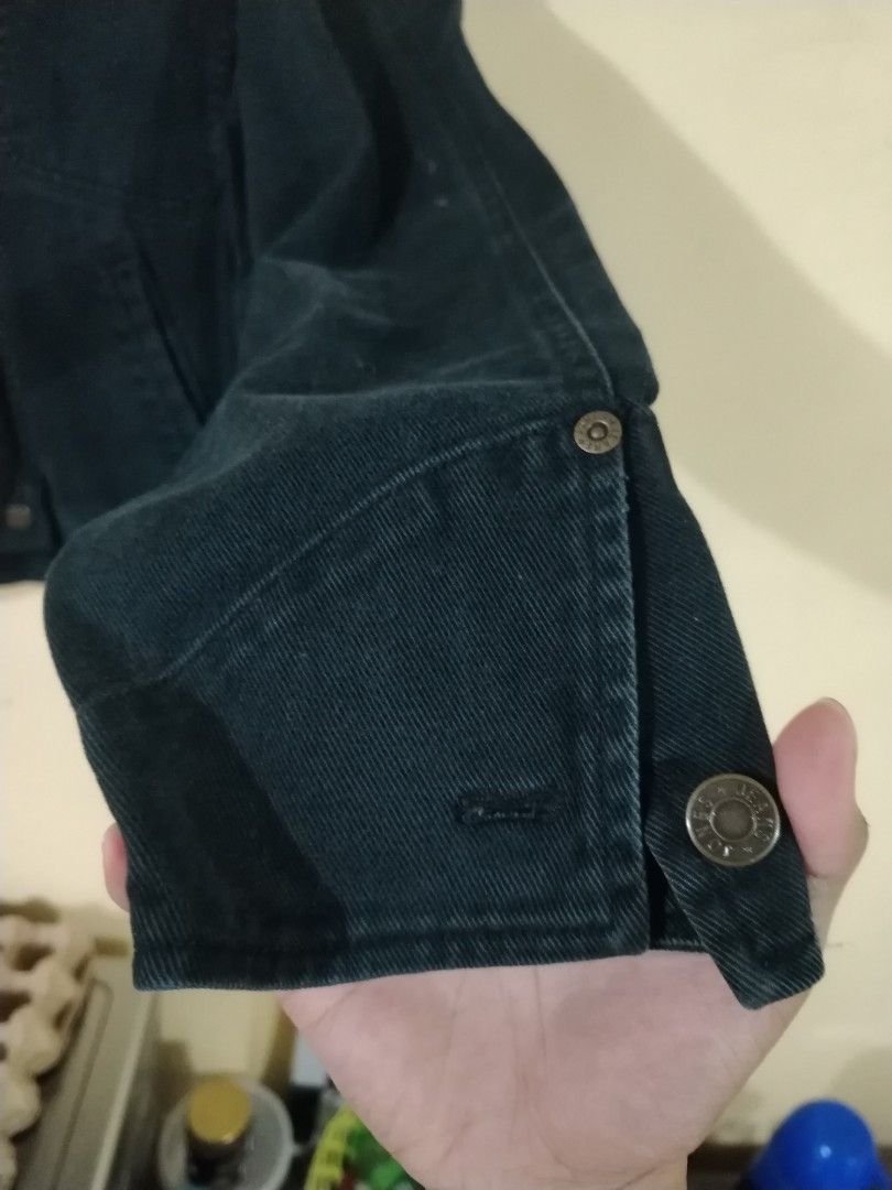 Jones Jeans Petite Black Denim Jacket (Category: Coats, Jackets and Outerwear) located in Bacoor. Submitted by joshuaie (Listing ID 1465170325, Image 3). Description: ➡️ PM for dimes ➡️ still in good condition ➡️ Leather collar .