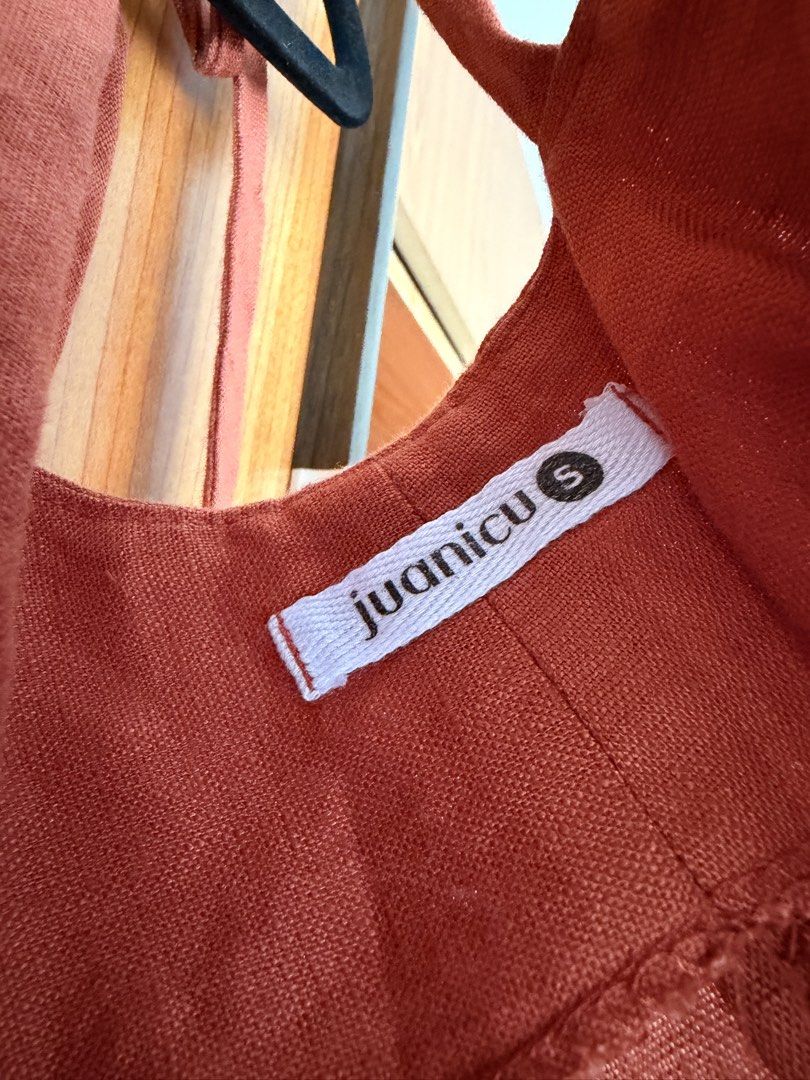 Juanicu Two Way Linen Crop Top (Category: Sleeveless) located in Cavite. Submitted by klarev (Listing ID 1464994467, Image 3). Description: - Brand: Juanicu - Size: Small - Color: Rust orange - Design: Two way top with adjustable tie shoulder straps, v-neck front, and straight back neckline - Condition: Great, worn only a couple of times with no flaws.