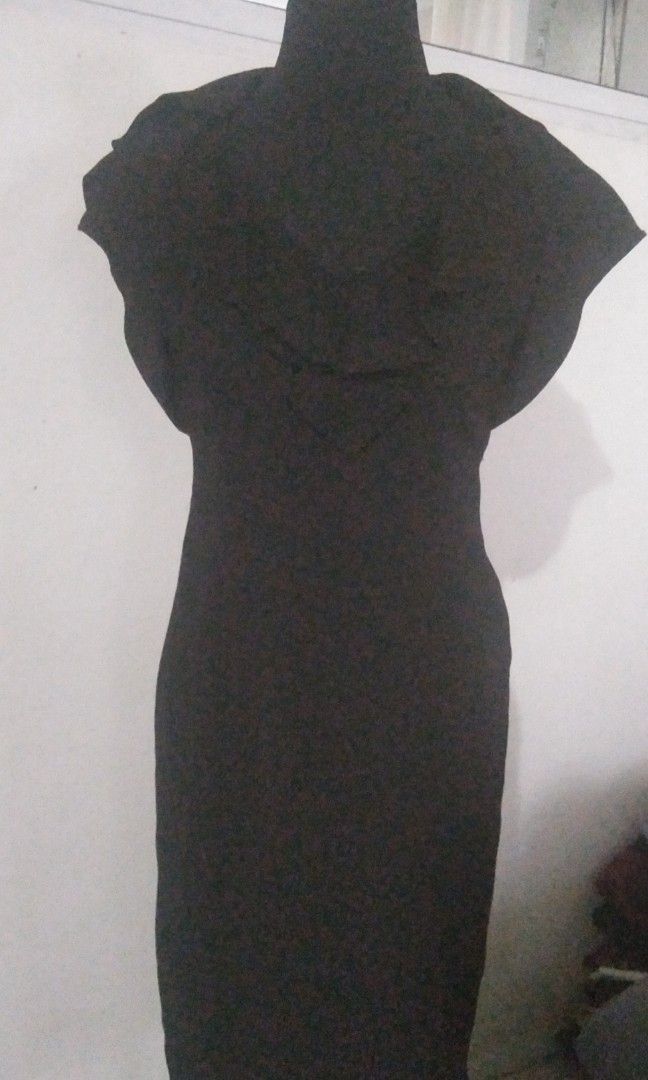 Karen Millen dress (Category: Dresses) located in San Fernando. Submitted by kitkat.astina (Listing ID 1464973366, Image 1). Description: black not used in vgc tape measurement front: bust: 16 inches waist:14 inches length: 37 inches.