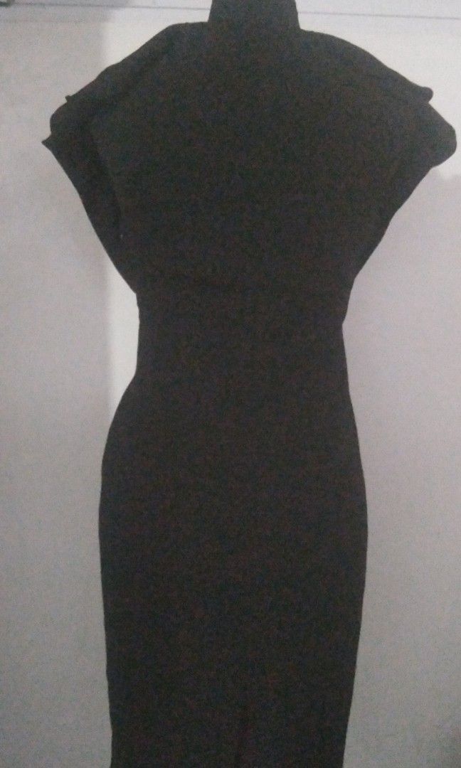 Karen Millen dress (Category: Dresses) located in San Fernando. Submitted by kitkat.astina (Listing ID 1464973366, Image 2). Description: black not used in vgc tape measurement front: bust: 16 inches waist:14 inches length: 37 inches.