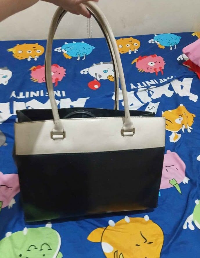 KATE SPADE TOTE BAG (Category: Tote Bags) located in Manila. Submitted by zeneaglee (Listing ID 1465075911, Image 2). Description: .