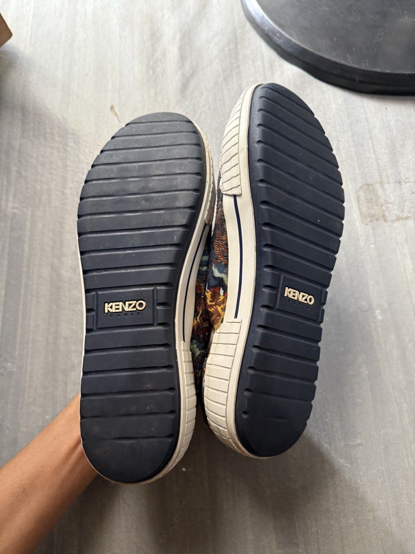 KENZO Paris Helmut low-top canvas sneakers (Category: Sneakers & Footwear) located in Cagayan de Oro. Submitted by twice.but.nice.blackmarket (Listing ID 1465003224, Image 2). Description: Kënzö Paris Helmut low-top canvas sneakers Excellent condition Size : 42 Issue: (minor) see last photo uploaded .