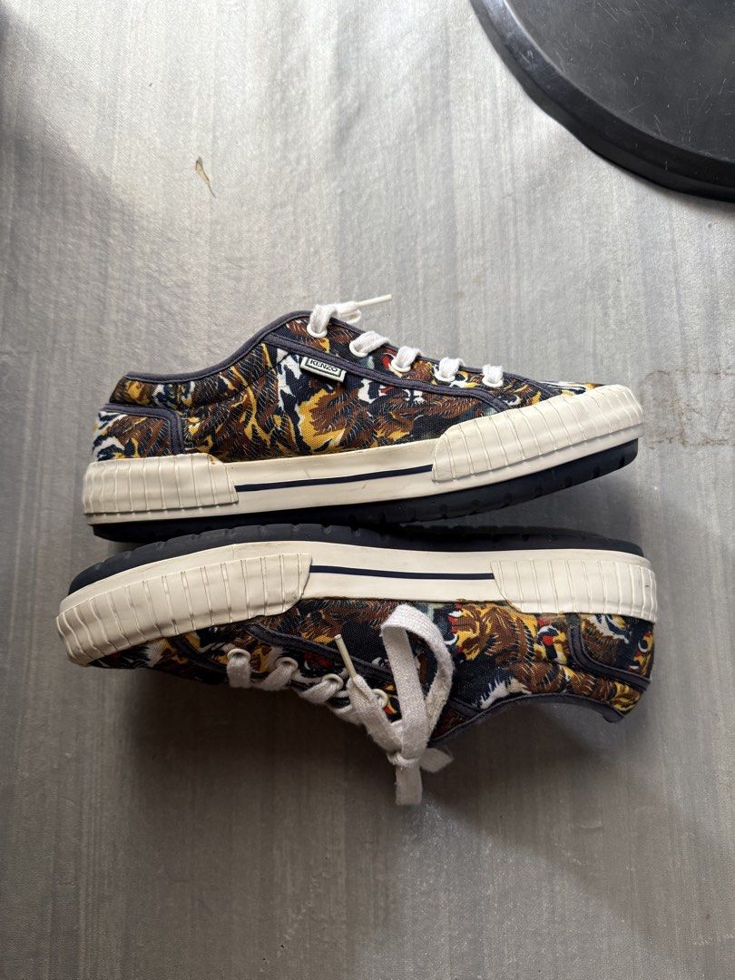 KENZO Paris Helmut low-top canvas sneakers (Category: Sneakers & Footwear) located in Cagayan de Oro. Submitted by twice.but.nice.blackmarket (Listing ID 1465003224, Image 1). Description: Kënzö Paris Helmut low-top canvas sneakers Excellent condition Size : 42 Issue: (minor) see last photo uploaded .