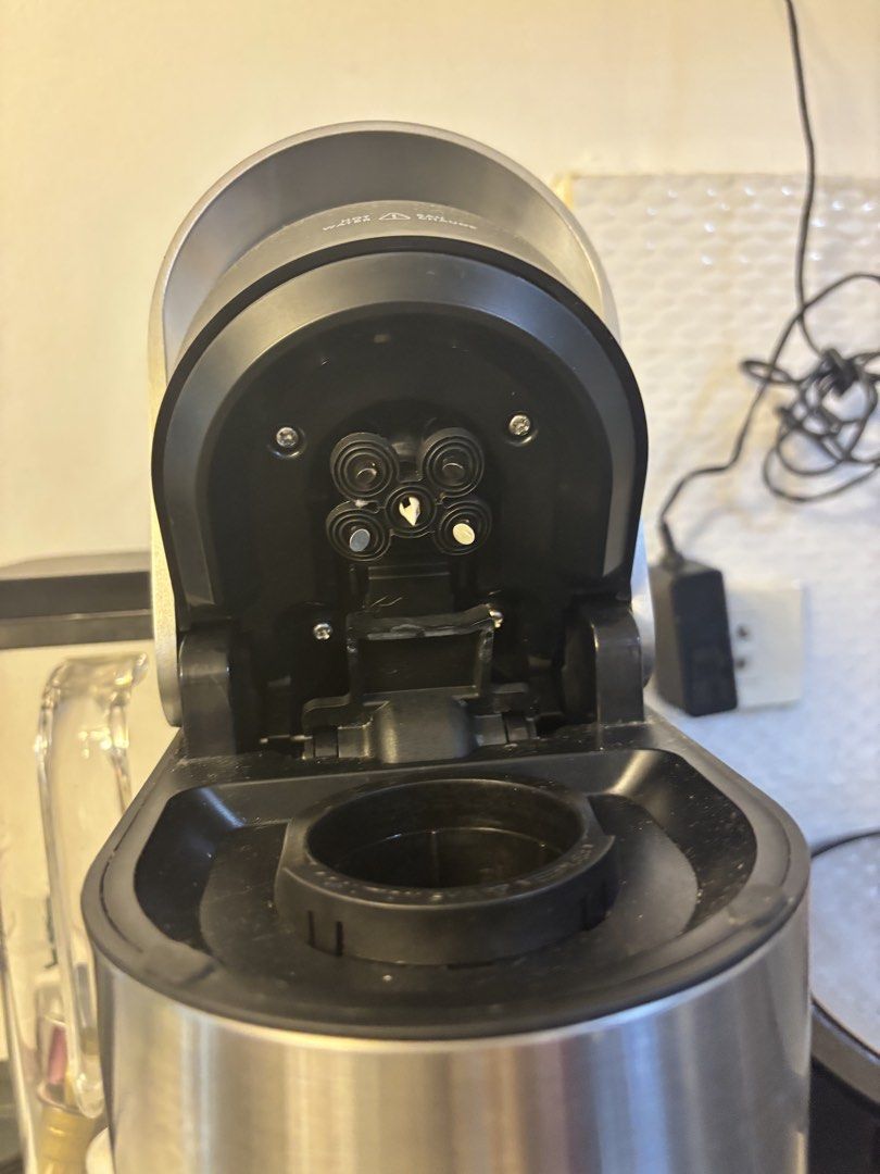 Keurig single serve coffee maker (Category: Other Kitchen Appliances) located in Quezon City. Submitted by miss.fullmoon (Listing ID 1464983001, Image 2). Description: 110 volts.