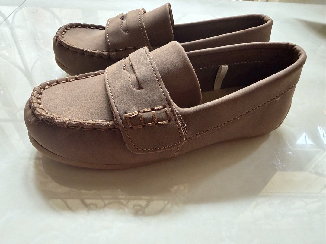 Kids Brown Loafers (Category: Babies & Kids Fashion) located in Paranaque City. Submitted by dbymbong (Listing ID 1465062621, Image 2). Description: - Size 11 (4-5 years old) - Brand: Cat & Jack - Color: Neutral tan-brown .