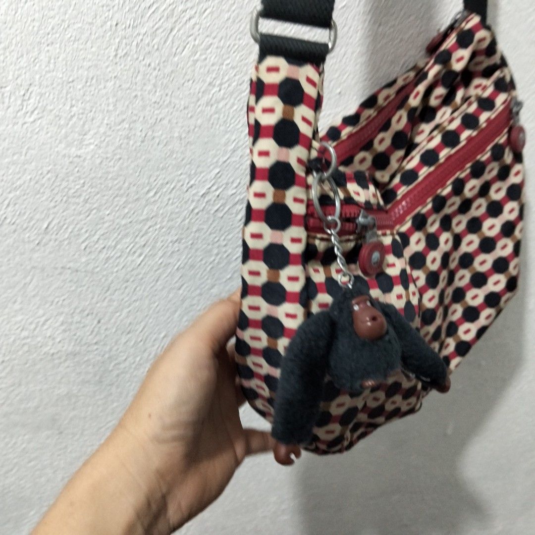 Kipling (Category: Cross-body Bags) located in El Salvador. Submitted by francheskaukayukay (Listing ID 1465041354, Image 3). Description: .
