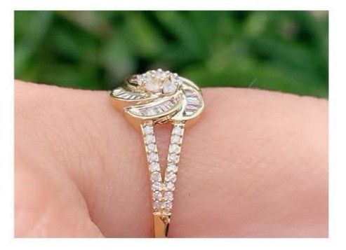 Know flower diamond ring (Category: Rings) located in Malolos. Submitted by keenhorse_ef38ab (Listing ID 1465092429, Image 2). Description: .40carat diamond 18karat gold Size 6 COD/COP VIA LBC NO MEETUP 1,000 DOWNPAYMENT REQUIRED.