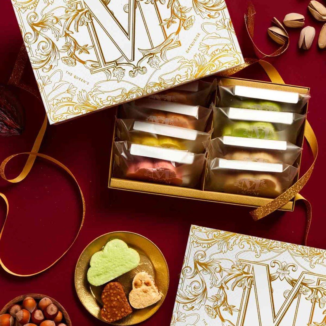 Lady M Queen's Collection Dacquoise Gift Box （分類：禮品籃和禮籃）位於 Hong Kong。 由 nourdong8694 提交（商品編號 1465069012，圖片 2）。簡介： Lady M New York Queen's Collection pastry gift box. Includes cloud-shaped dacquoise treats in various fruit and nut flavours like strawberry, pistachio, blueberry, and mango. Beautiful white and gold packaging with ornate floral prints and crown motifs. Individually wrapped pieces inside the box. Great for gifting or treats. Original 