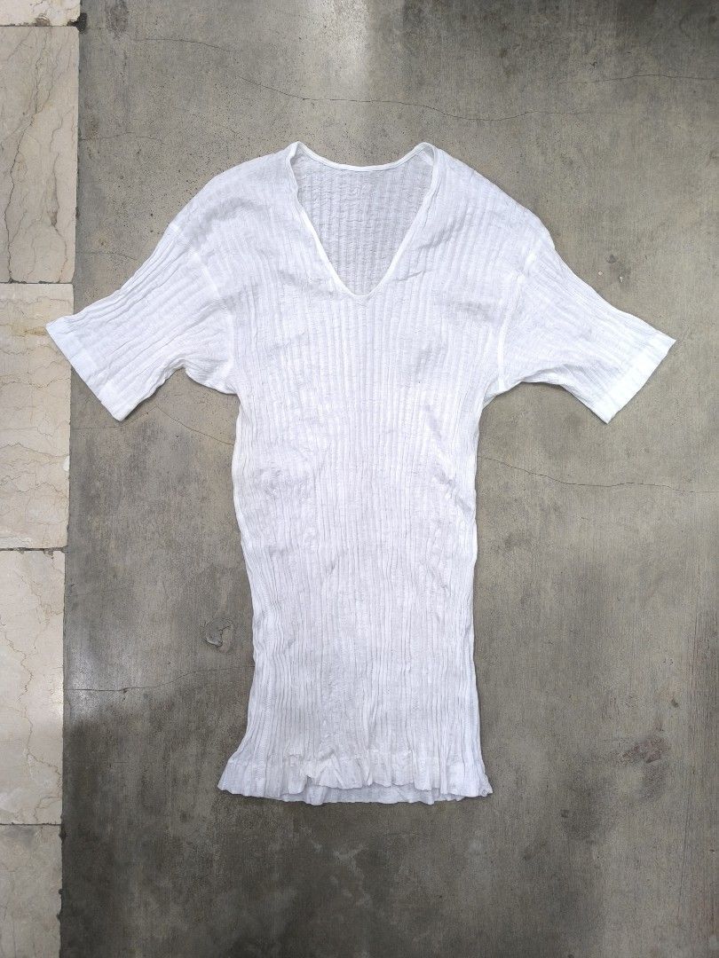 Lanvin Paris Vneck top (Category: Blouses) located in Naga. Submitted by mags61913 (Listing ID 1464969274, Image 1). Description: Lanvin Paris Vneck top fits small to medium stretchy 350+sf.