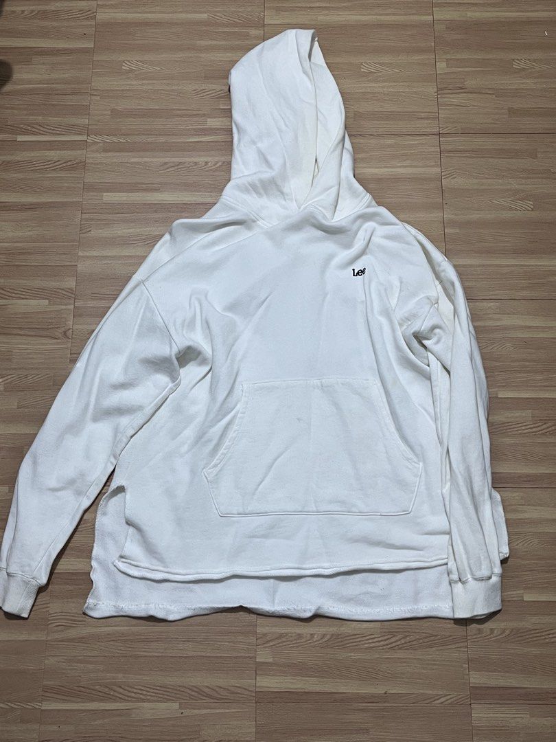 Lee White Hoodie (Category: Hoodies) located in Imus. Submitted by justinelouis (Listing ID 1465099511, Image 2). Description: Location: Imus, Cavite.