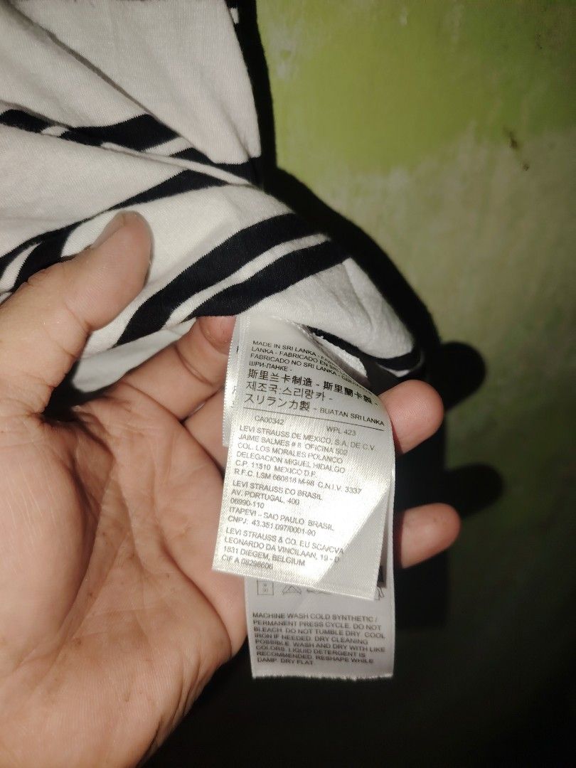 LEVIS (Category: Activewear) located in Pasig City. Submitted by michelle.asuki (Listing ID 1465081223, Image 3). Description: LEVIS STRIPE SHIRT EXCELLENT XSMALL ON TAG FIT TO SMALL 400.
