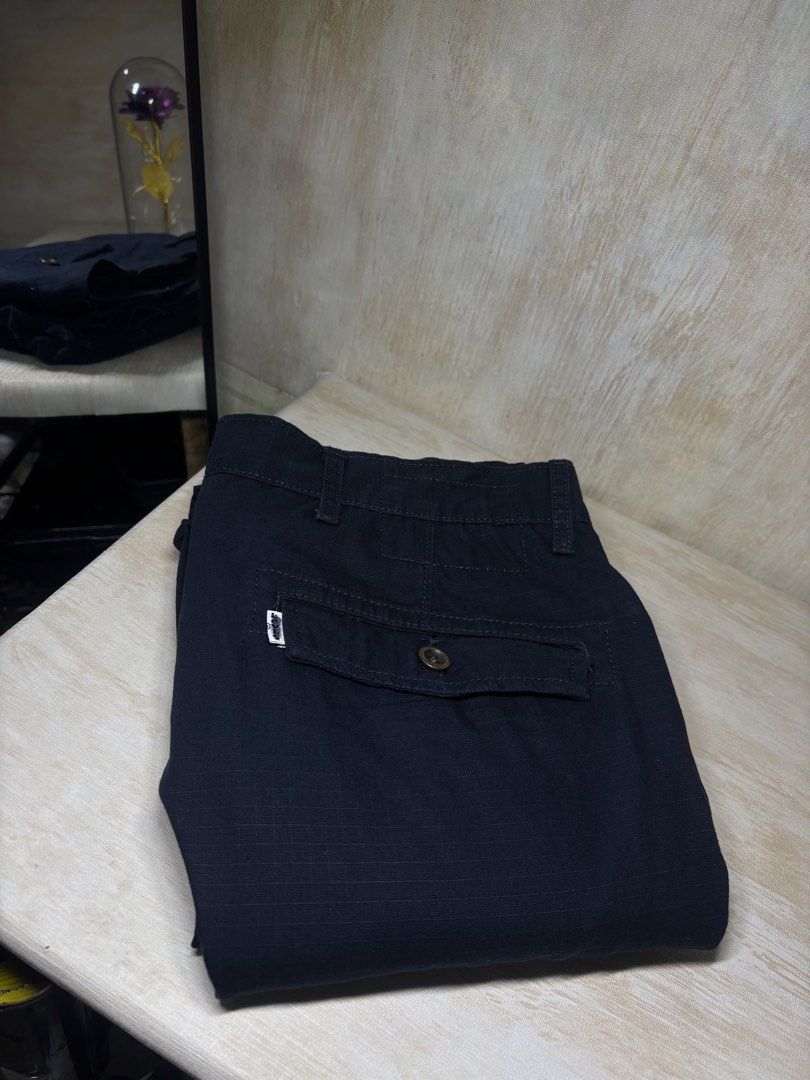 LEVIS CARGO PANTS (Category: Chinos) located in Cabuyao City. Submitted by pormanation-thrift-store (Listing ID 1465170405, Image 2). Description: LEVIS CARGO PANTS Condition: EXCELLENT Color rate: 9.5/10 Size: 32 Dimes: 34”Wx41”L Issue: NONE‼️ Price: 1500.