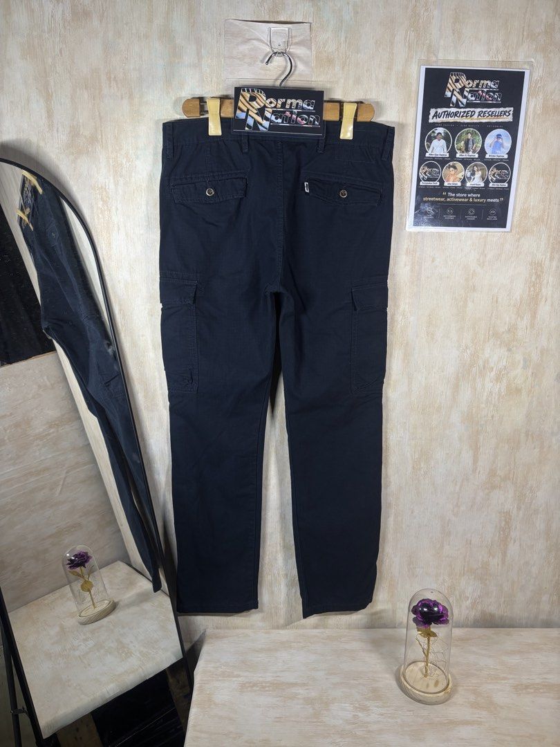 LEVIS CARGO PANTS (Category: Chinos) located in Cabuyao City. Submitted by pormanation-thrift-store (Listing ID 1465170405, Image 1). Description: LEVIS CARGO PANTS Condition: EXCELLENT Color rate: 9.5/10 Size: 32 Dimes: 34”Wx41”L Issue: NONE‼️ Price: 1500.
