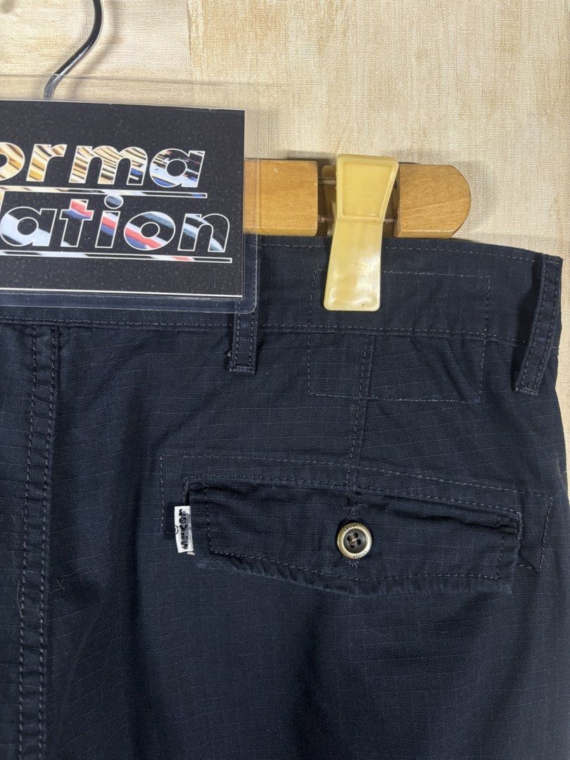 LEVIS CARGO PANTS (Category: Chinos) located in Cabuyao City. Submitted by pormanation-thrift-store (Listing ID 1465170405, Image 3). Description: LEVIS CARGO PANTS Condition: EXCELLENT Color rate: 9.5/10 Size: 32 Dimes: 34”Wx41”L Issue: NONE‼️ Price: 1500.
