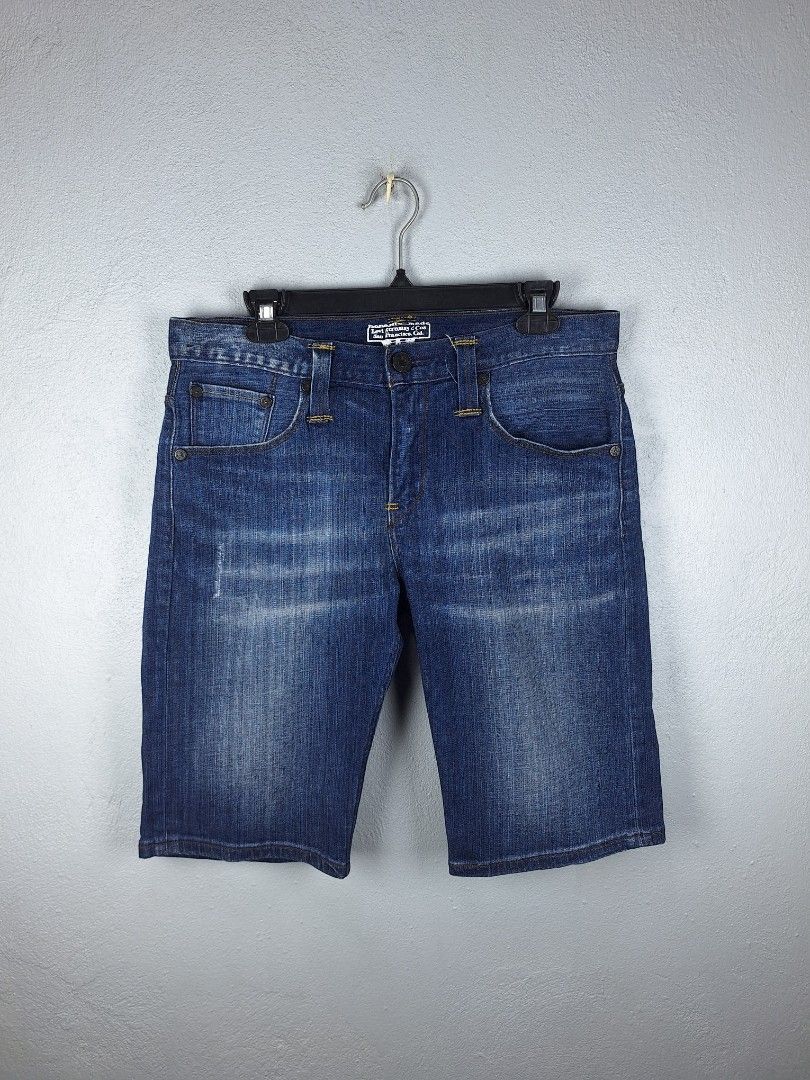 Levi's Denim Shorts (Category: Shorts) located in Sibulan. Submitted by studioxano (Listing ID 1465055749, Image 1). Description: Levi's Denim Shorts -P850 + SF Size 32-33 / Length 21 Excellent condi 9.5/10 color rate no major issue sign usage sa patch Loc: Dumaguete city.