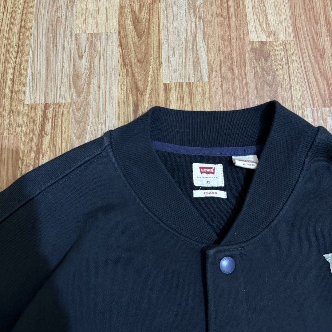 LEVIS MEN’S CARDIGAN BOMBER JACKET (Category: Coats, Jackets and Outerwear) located in Manila. Submitted by thrifthing_121102 (Listing ID 1465098451, Image 3). Description: LEVIS MEN’S CARDIGAN BOMBER JACKET •SIZE XS ON TAG BUT CAN FIT MEDIUM •WIDTH - 22” •LENGTH - 27.5” •EXCELLENT CONDITION •NO ISSUES ₱899 + SF ✅All items are in excellent to new condition. ✅Color may vary due to lighting. 📦J&T Express or Lalamove Shipping. 💸Gcash Payment. 📍Mo