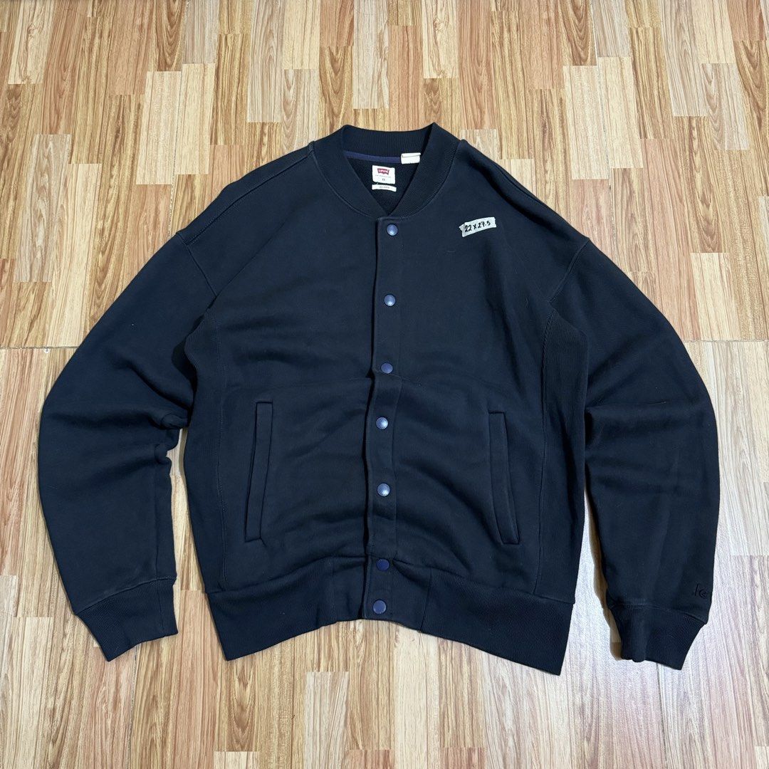 LEVIS MEN’S CARDIGAN BOMBER JACKET (Category: Coats, Jackets and Outerwear) located in Manila. Submitted by thrifthing_121102 (Listing ID 1465098451, Image 1). Description: LEVIS MEN’S CARDIGAN BOMBER JACKET •SIZE XS ON TAG BUT CAN FIT MEDIUM •WIDTH - 22” •LENGTH - 27.5” •EXCELLENT CONDITION •NO ISSUES ₱899 + SF ✅All items are in excellent to new condition. ✅Color may vary due to lighting. 📦J&T Express or Lalamove Shipping. 💸Gcash Payment. 📍Mo