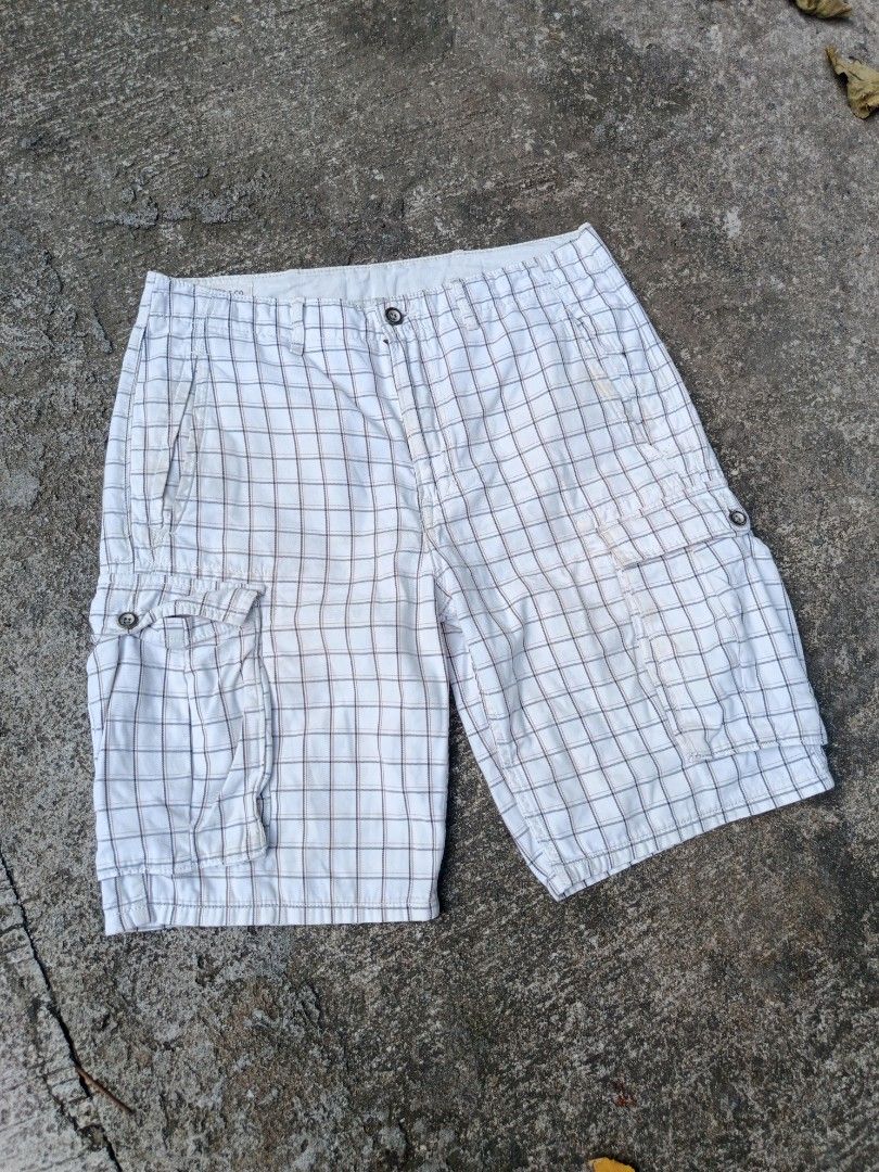 LEVIS PLAID CARGO SHORT (Category: Shorts) located in Los Banos. Submitted by kiel_labadan (Listing ID 1464977827, Image 1). Description: ACTUAL DIMES SIZE 32 LENGTH 21 HEM 11.5 NO ISSUES.