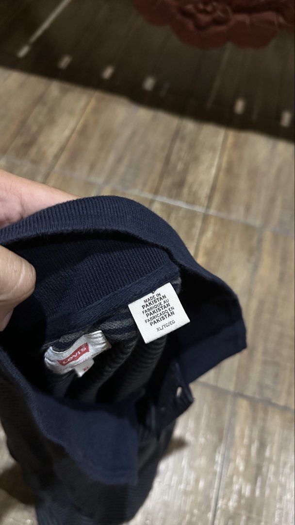 LEVIS POLO CROPED (Category: Tshirts & Polo Shirts ) located in Manila. Submitted by urban.vintage (Listing ID 1464973138, Image 3). Description: ISSUE: CROPPED (NEED WASH) MOP :GCASH (NO COD) SHIP VIA: LALAMOVE & J&T LOCATION: PASIG CITY LENGTH: 26 WIDTH :23.