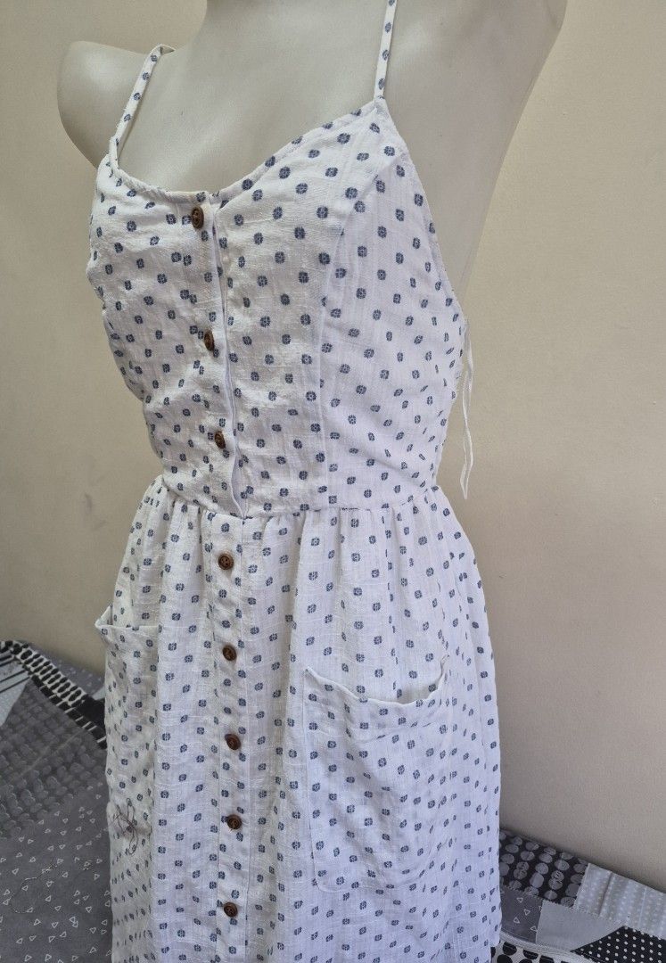 Lilah White Blue Pattern Button Down Sundress Size 8 (Category: Dresses) located in Pasig City. Submitted by ces.maranan16 (Listing ID 1465071328, Image 2). Description: - Brand/Style: Lilah sundress in white with blue patterned dots - Size: Tagged Size 8 - Design: Sleeveless with adjustable spaghetti straps - Details: Functional brown button-down front, two front pockets, and a stretchy smocked back panel for a flexible fit - Fabric: Lightweight