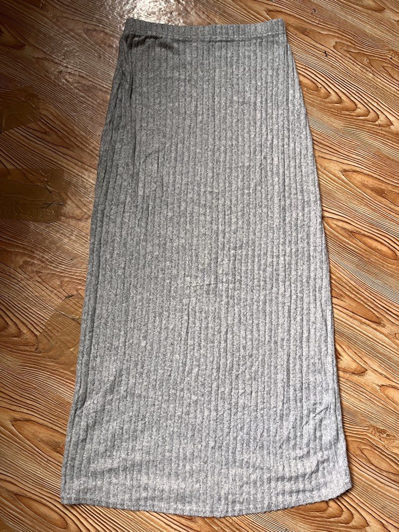 Long skirt (Category: Skirts) located in San Jacinto. Submitted by kellysthrift_ (Listing ID 1464985873, Image 1). Description: Long skirt gray brandnew.