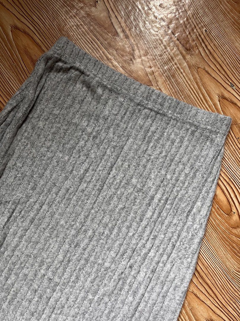 Long skirt (Category: Skirts) located in San Jacinto. Submitted by kellysthrift_ (Listing ID 1464985873, Image 2). Description: Long skirt gray brandnew.