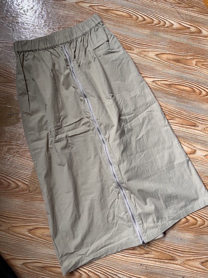 Long skort (Category: Skirts) located in San Jacinto. Submitted by kellysthrift_ (Listing ID 1464985987, Image 1). Description: Long skort beige.