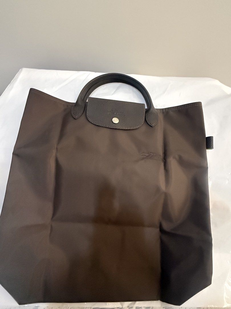 Longchamp Le Pliage Cabas Open Tote (Category: Luxury Bags & Wallets) located in Paranaque City. Submitted by kisharroyo (Listing ID 1464969827, Image 2). Description: Longchamp Le Pliage Cabas Open Tote Color: Chocolate Color code: 203 Closure: Open top + snap flap, no zipper Retails at 8,000php.