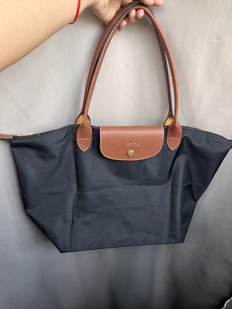 Longhandle Large Black (Category: Luxury Bags & Wallets) located in San Jacinto. Submitted by kellysthrift_ (Listing ID 1464982855, Image 1). Description: Like new Lomgchamp black .