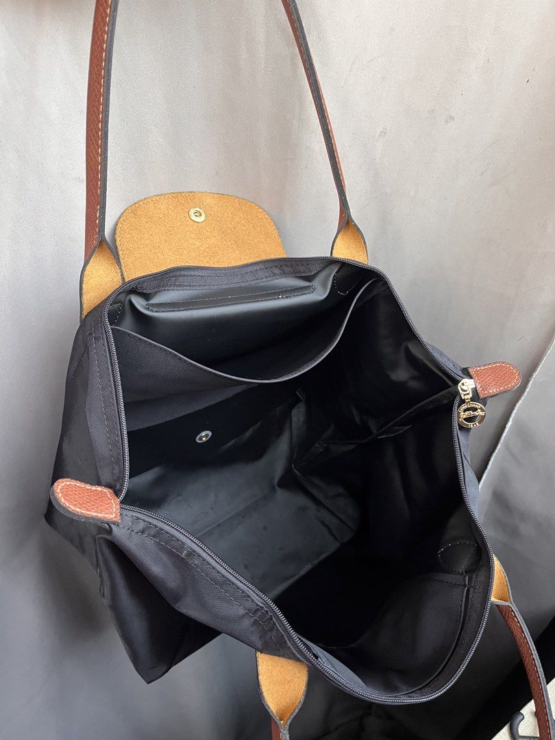 Longhandle Large Black (Category: Luxury Bags & Wallets) located in San Jacinto. Submitted by kellysthrift_ (Listing ID 1464982855, Image 3). Description: Like new Lomgchamp black .