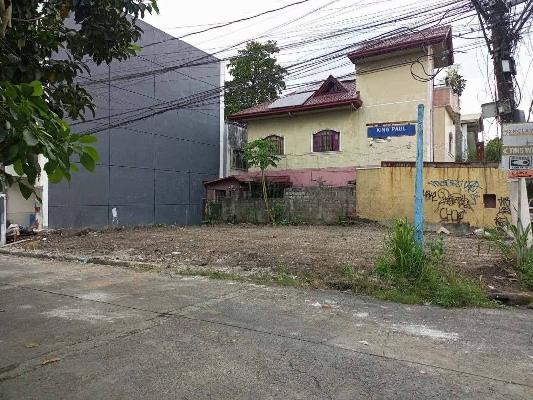 LOT FOR SALE (Category: Lot) located in Quezon City. Submitted by donjonchua07 (Listing ID 1464970715, Image 1). Description: 🏡 LOT FOR SALE | Kingspoint Subdivision, Novaliches QC 📍 Kingspoint Subdivision, Novaliches, Quezon City 📐 150 sqm Corner Lot 💰 ₱7,500,000 NET ₱50,000/sqm | Slightly Negotiable ✨ Ideal for building your dream home or for long-term property investment. PROPERTY HIGHLIGHTS • Prime corner lot • 150 sqm lot area • Clean Ti